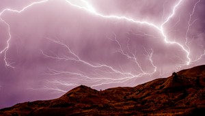 Počuli ste o búrkovej astme? Záchvaty spôsobuje kombinácia bleskov, dažďa a vetra!