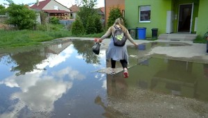 Pred novostavbou sa zo žumpy vylievajú splašky, situáciu nikto nerieši