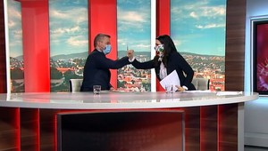 Pozdrav doby koronavírusu: Nový prvok etikety ukázali aj premiér Pellegrini a moderátorka Mária Ölvedyová