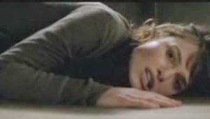 Keiru Knightley vo videu surovo mláti priateľ