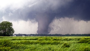 AUTENTICKÉ ZÁBERY. Tornádo spustošilo dedinu