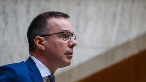 Vládni predstavitelia strácajú dôveru. Najviac ľudí verí ministrovi práce