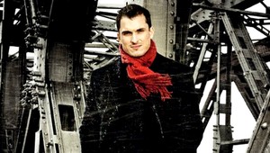 Nervózny Koleník! Za všetko môže záhadná žena po jeho boku...