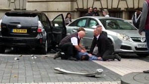 Auto vrazilo do ľudí na chodníku. Vodiča na mieste zatkli