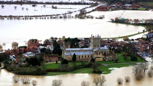Vianoce pod vodou. Angličania bojujú s dažďom a záplavami