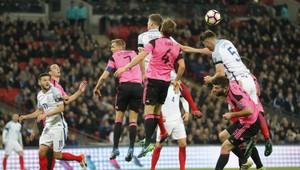 Tri anglické hlavičky zrazili vo Wembley Škótov na kolená