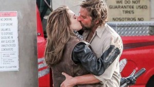 Hysterickú partnerku nechal doma, voľné chvíle trávi so slávnou speváčkou