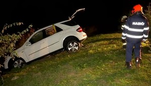 Vodič sa vyhýbal zvieraťu na ceste, vletel do rybníka