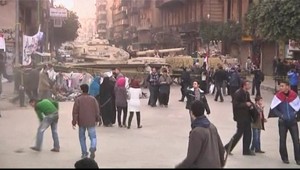 Egypt: Po bujarých oslavách sa upratuje. Armáda odstraňuje barikády