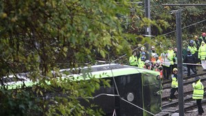 Vo vykoľajenej električke zostali uväznení ľudia