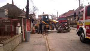 V Šali sa zrútila časť domu, privalila robotníka