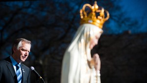 Figeľ dovolil padáky za 1 500 000 €, je pod tlakom vlastných