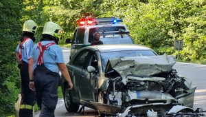 Desivá zrážka vozidiel zastavila premávku: Zasahovať musel aj vrtuľník