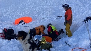 3 lavíny v priebehu jedného dňa: Strhli so sebou viacero lyžiarov