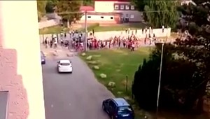 V Medzilaborciach sa strhla hromadná bitka kvôli dievčatám. Okrem ostrých slov lietali aj kamene