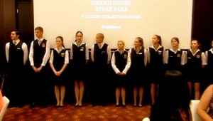 Študenti sa zavďačili rodičom. Pozvali ich na honosný obed do luxusného hotela