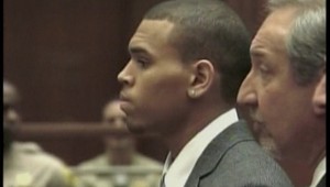 Speváka Chrisa Browna obvinili z útoku na Rihannu