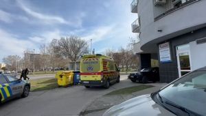 Muž spadol pri prácach na paneláku. Skončil v nemocnici, kde vážnym zraneniam podľahol