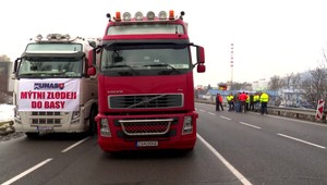 Nespokojní autodopravcovia vyšli znova do ulíc. Blokujú tieto hlavné ťahy a hraničné priechody