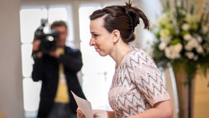 Snaha poslankyne ísť do rokovacej sály s dcérou vyvolala búrlivú diskusiu