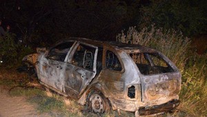 Dvaja tínedžeri narazili do stromu. Auto skončilo celé v plameňoch