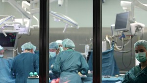 16 000 pacientov čaká na operáciu. Ide o chybu v systéme poisťovne