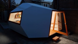 Geometrický maják z dreva ako kancelária a výkladná skriňa v jednom