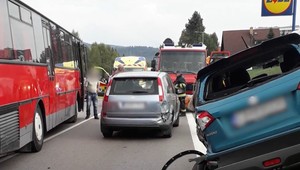Autobus spôsobil haváriu troch vozidiel. Vozidlo nemalo platnú technickú, ani emisnú kontrolu