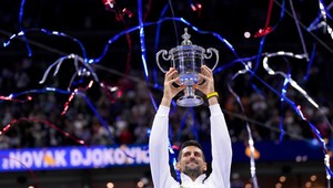 Djokovič získal štvrtým triumfom na US Open 24. grandslamový titul. Uctil si TÚTO legendu