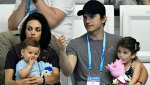 Mila a Ashton nedávajú svojim deťom vianočné darčeky a majú na to teóriu!