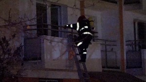 Dramatický zásah hasičov v paneláku. Pre unikajúci plyn sa do bytu museli dostať cez balkón