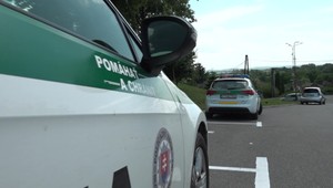 Zrážka osobného auta s kamiónom. Na mieste sú aj zranení