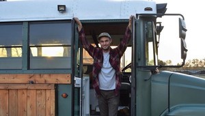 Mladík premenil rozbitý školský autobus na štýlové bývanie. Takto vyzerá život na kolesách