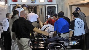 Po prehre Oaklandu skočila žena z výšky 14 metrov