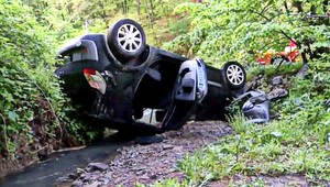 Auto skončilo prevrátené v potoku, šofér pred jazdou pil
