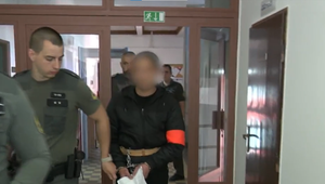 Ženy prenasledoval a potom ich zozadu napadol. Neštítil sa do nich kopať, alebo im skákať po hrudi