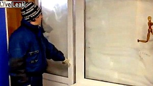 VIDEO. Nasnežené až po strechu domu. Ako vyjsť?