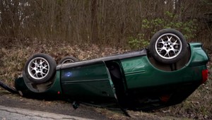 FOTO: Dôchodca sa prevrátil s autom na strechu. Zranený vodič uviazol vo vozidle
