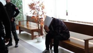 Všetko sledovala maloletá dcérka. Muž mesiace týral partnerku