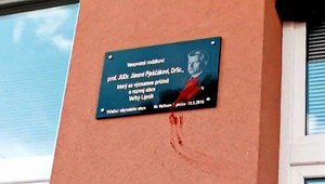 Aktivista pomaľoval tabuľu komunistu, dedinčania sa búria