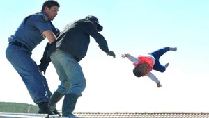 Hrozivé zábery, ktoré sa nedajú pochopiť: Otec hodil malú dcérku zo strechy domu