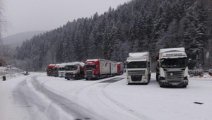 Donovaly uzavreli pre všetku dopravu. Skrížilo sa tam viacero kamiónov