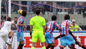 Hráči Catanie si pri zahrávaní priamych kopov sťahujú trenírky