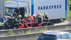 Na diaľnici D2 zhorel kamión do tla. O pár kilometrov ďalej sa zrazili dva kamióny