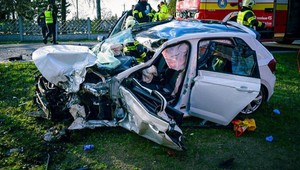 Vodič nezvládol zákrutu a v protismere sa zrazil s nákladiakom