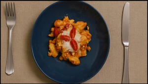 Gnocchi s kuracím mäsom, paradajkami a cícerom