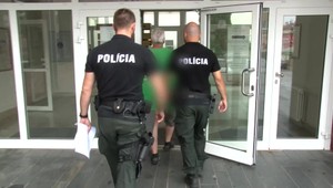 Opitý kričal na svoju ženu, že ju zabije, skončil vo väzbe