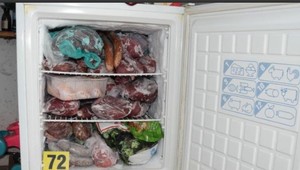 Mraznička plná mäsa, rôzne trofeje a zbrane: Policajti odhalili pytliaka