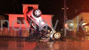 Opitý vodič zapichol svoje auto na zábradlie