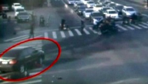 Hrôzostrašná nehoda. Ženu prešlo na priechode auto, prežila